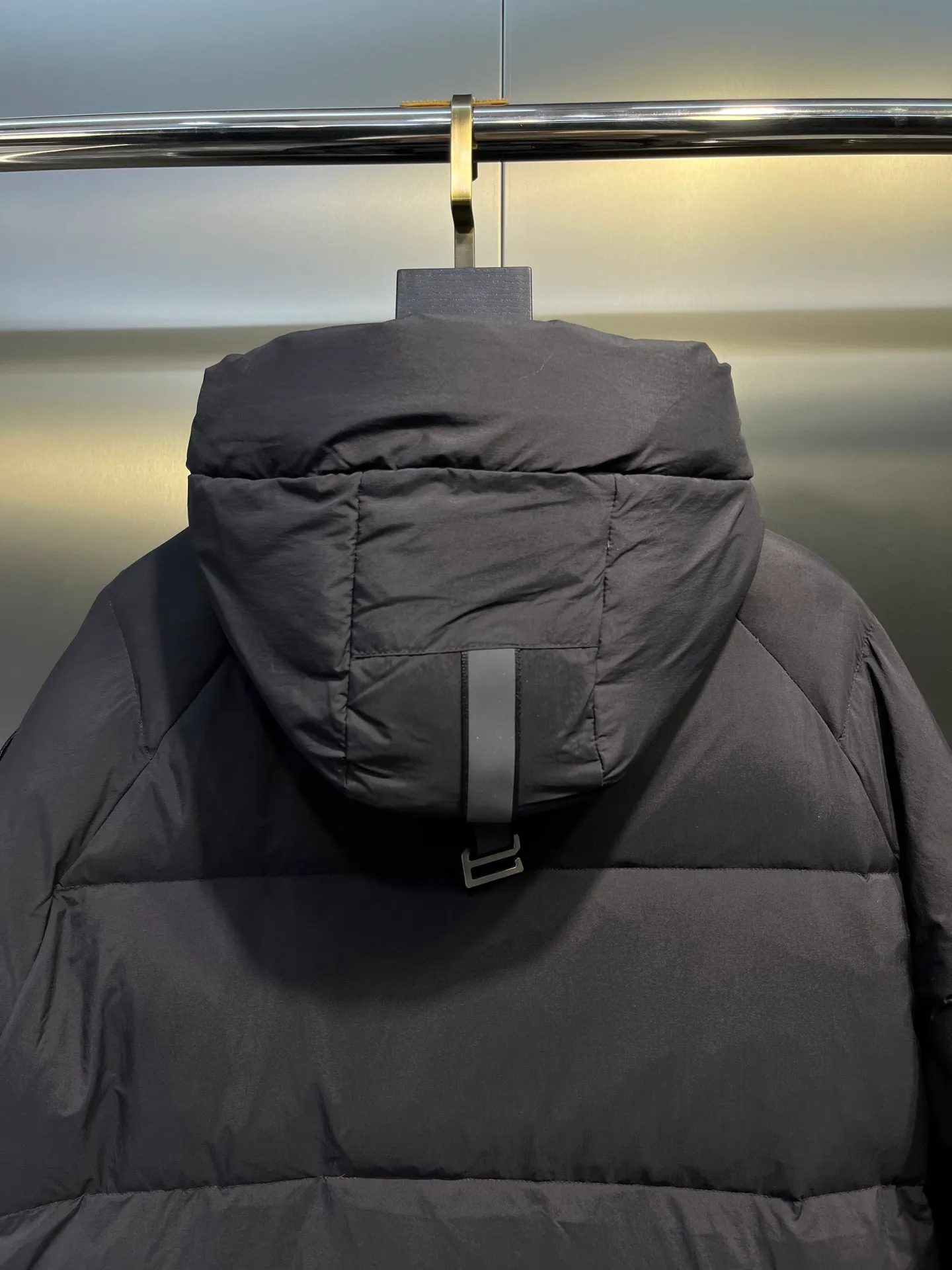 P740 Canada Goose🌟Ouyang Nana's same style 3m reflective black label down jacket junction junction parka is light weight and warm. The Junction Parka is made from soft enduraluxe fabric with cordura for added durability in high-wear areas, making it lightweight and durable. 360-degree reflective strips on the collar improve visibility in low-light environments. Features a removable hood for easy wearing during transitional periods when the weather warms up.  size：xs-xxl